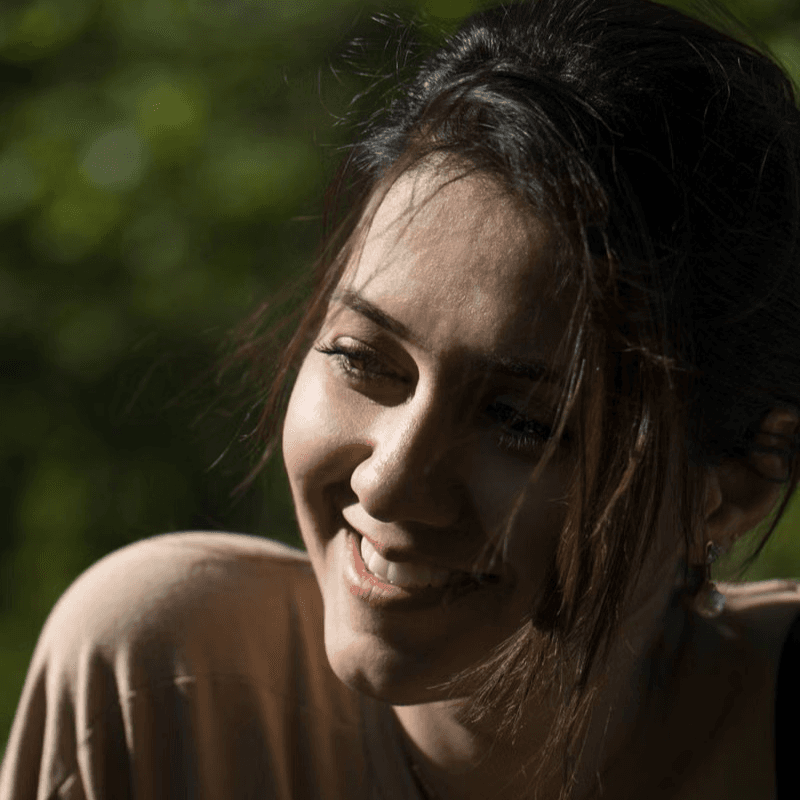 una chica sonriendo aliviada