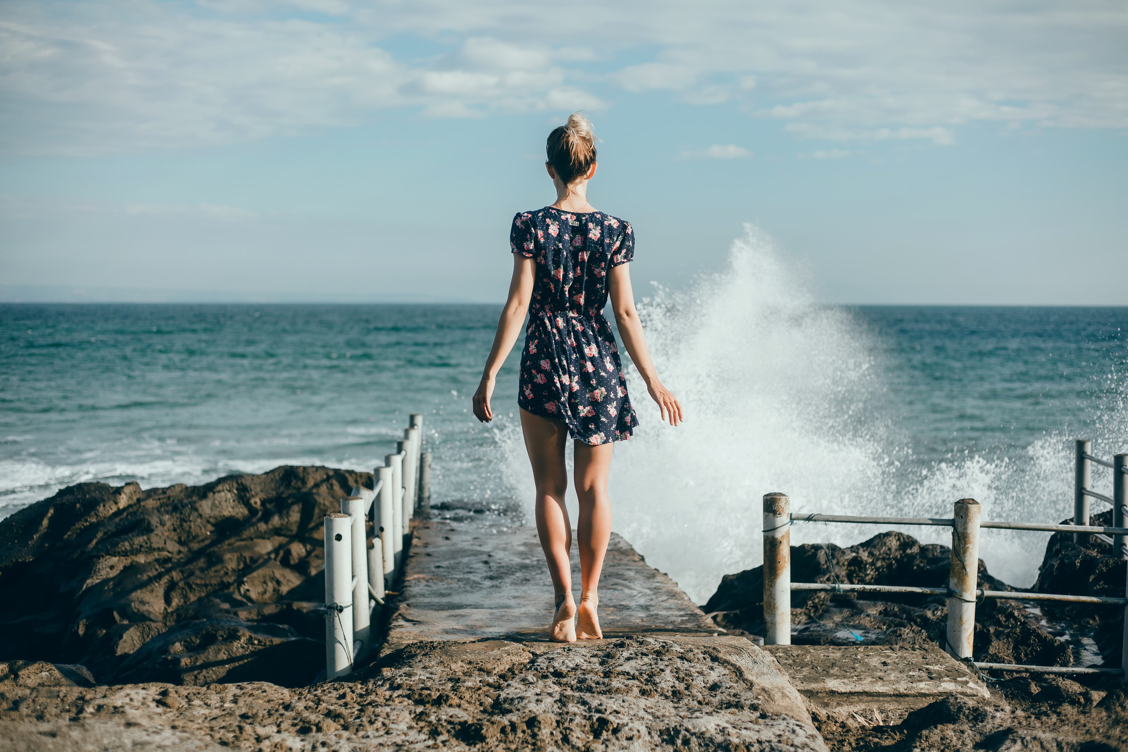 una mujer mirando al mar