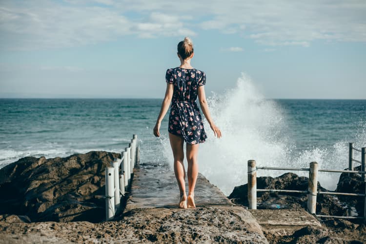 una mujer mirando al mar