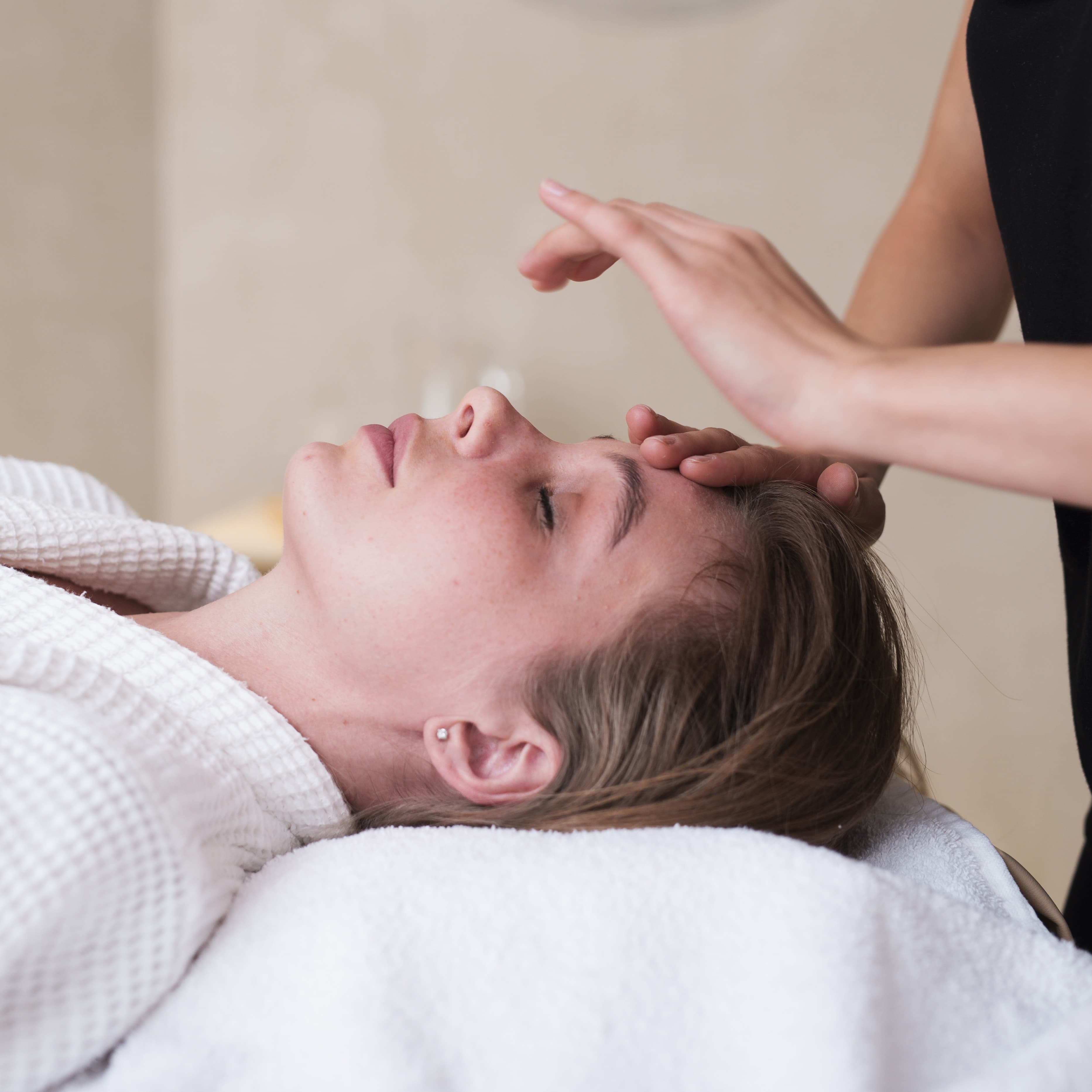 una mujer recibiendo tratamiento con reiki