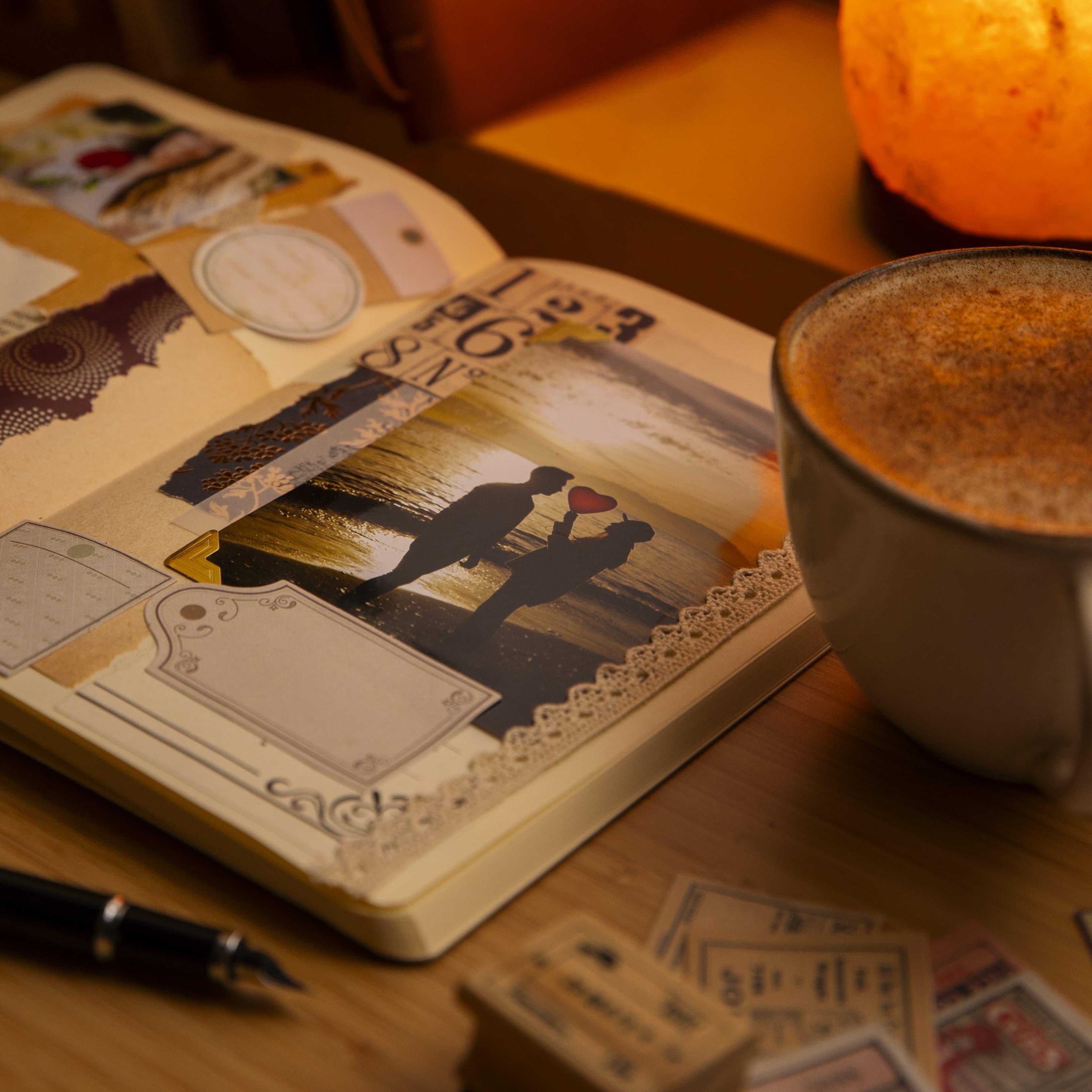 un cuaderno para anotaciones con tarot y una taza de café